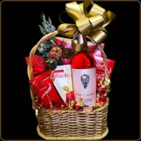 poklon korpa angel sa roze vinom i čokoladama za ženu