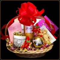 novogodišnji poklon freixenet vino i čokolade u korpi za nju