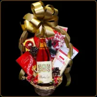 poklon korpa orfelin sa roze vinom i čokoladama za novogodišnji poklon