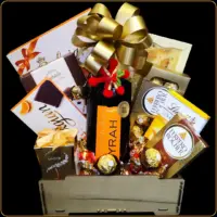 novogodisnji poklon syrah sa vinom i cokoladama u gajbici