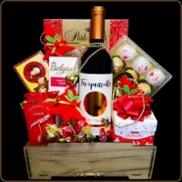 novogodisnji poklon tempranillo sa vinom i cokoladama u gajbici