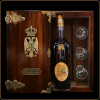 rakija grb srbije sa čašama u luksuznoj drvenoj kutiji