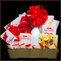 poklon gajbica kupidon sa penušavim vinom i belgijskim čokoladama