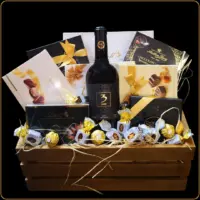 poklon gajbica organic wine sa crvenim vinom i luksuznim čokoladama