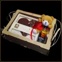 poklon gajbica sa viskijem i čokoladom za zaljubljene