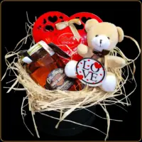 poklon harley meda sa viskijem i plisanom igrackom i cokoladnim srcem