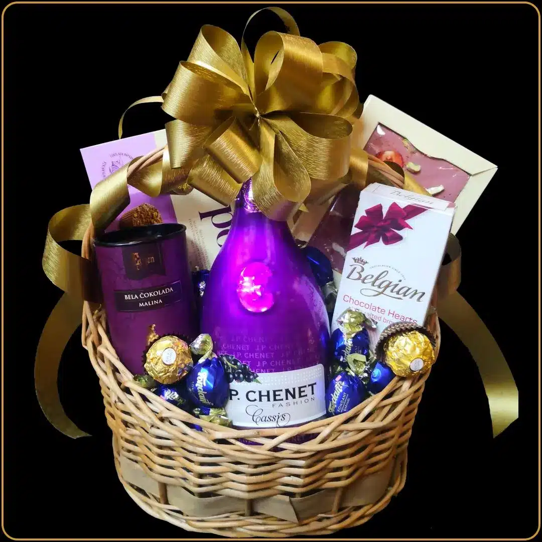 poklon korpa jp chenet cassis sa vinom i čokoladama