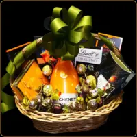 poklon korpa chenet peach sa vinom i cokoladama za zene
