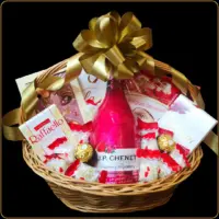 poklon korpa chenet strawberry sa penušavim vinom i čokoladama