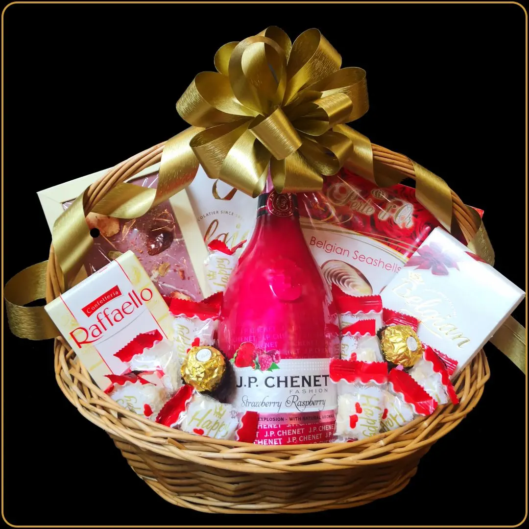 poklon korpa chenet strawberry sa penušavim vinom i čokoladama