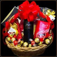 poklon korpa sa vinom i lindt čokoladama freixenet eleganza