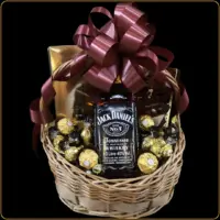 poklon korpa jack daniels sa viskijem i cokoladama