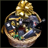 poklon korpa jack johnnie sa viskijem i čokoladama za muškarca