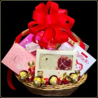 poklon korpa ljubavni slatkiš sa slatkišima i srcima za devojku