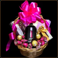 poklon korpa pink selection sa crvenim vinom i čokoladama za žene