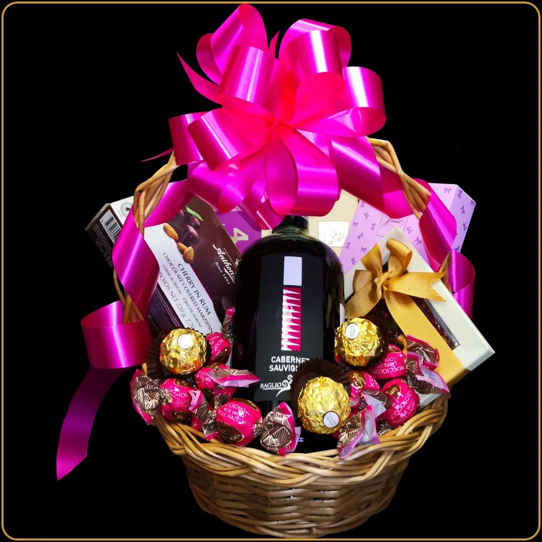 poklon korpa pink selection sa crvenim vinom i čokoladama za žene