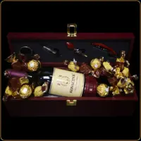 poklon kutija sa vinom kovacevic i cokoladama