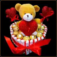 poklon korpa mini sa kinder cokoladicama ferrero i plisanom igrackom