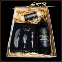 poklon set casa de campo sa crvenim vinom i vinskim priborom