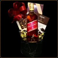 poklon set red label sa viskijem i čokoladama