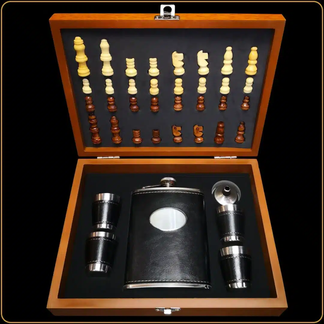 set za piće šah crni sa pljoskom i čašicama za njega