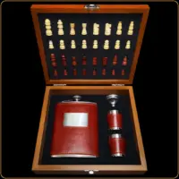 poklon set šah pljoska braon sa čašicama u drvenoj kutiji