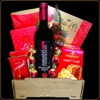 novogodisnji poklon maestro sa vinom i čokoladama u drvenoj gajbici