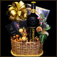 poklon korpa nero sa crvenim vinom i čokoladama za novogodišnji poklon