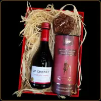 set chenet sa vinom cokoladom i svećom u ukrasnoj kutiji