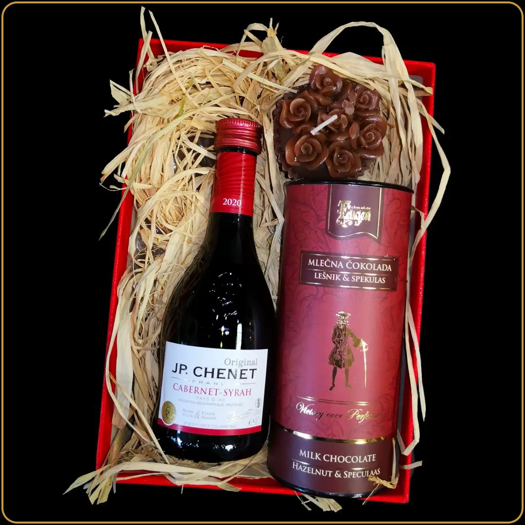 set chenet sa vinom cokoladom i svećom u ukrasnoj kutiji