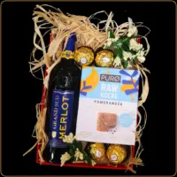 set grand sud sa vinom ferrero kuglama i raw kockama