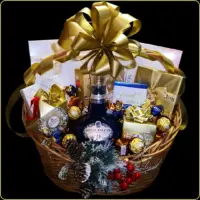 novogodisnji poklon royal salute viski i luksuzne cokolade u korpi