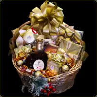 novogodisnji poklon remy martin xo sa luksuznim cokoladama u korpi