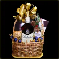 poklon korpa sa ballantines viskijem i čokoladama za novu godinu
