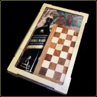 novogodišnja poklon gajbica double black sa viskijem i šahom