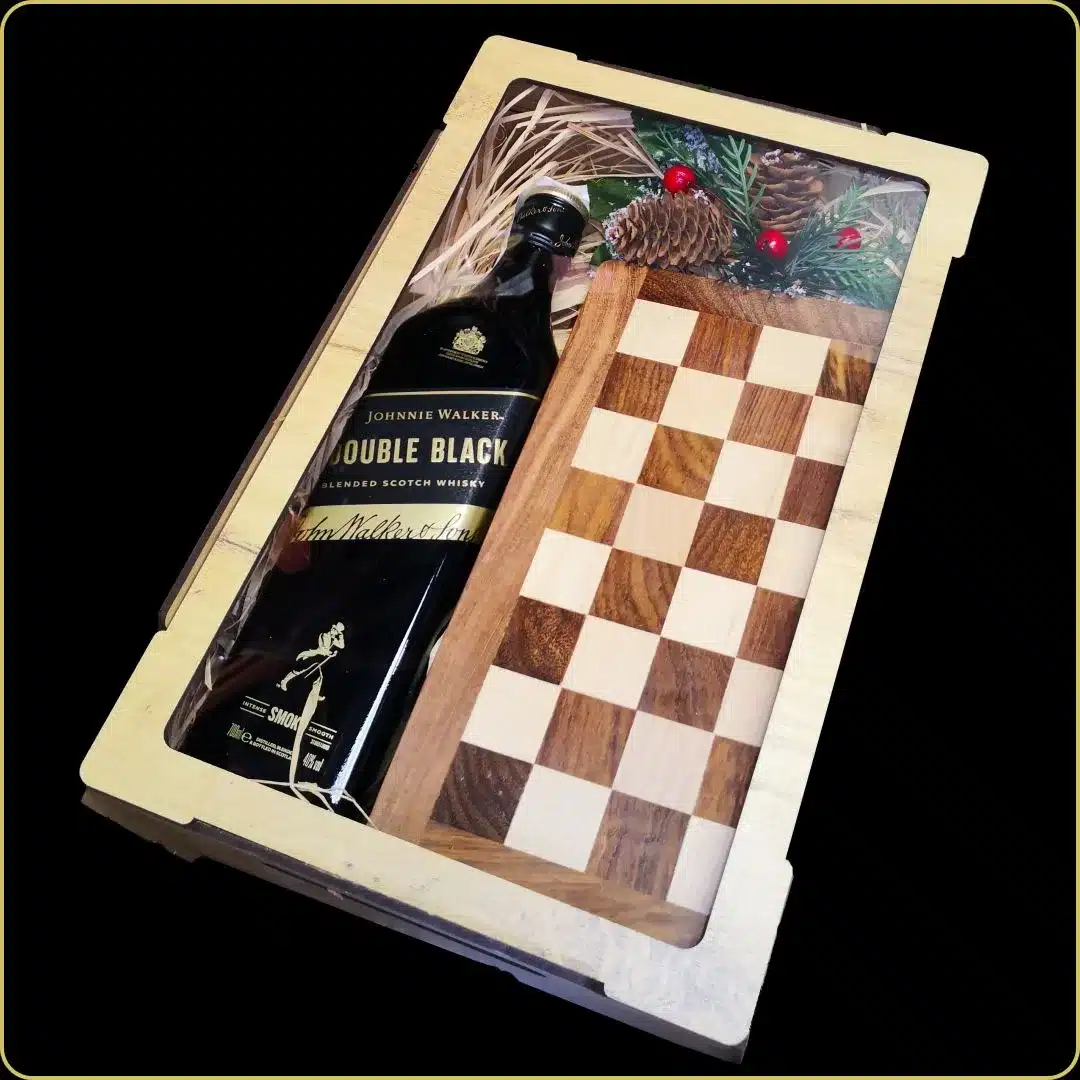 novogodišnja poklon gajbica double black sa viskijem i šahom