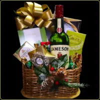 novogodišnja poklon korpa sa jameson viskijem i prazničnim čokoladama