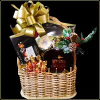 novogodišnji poklon korpa sa kvint konjakom i prazničnim čokoladama