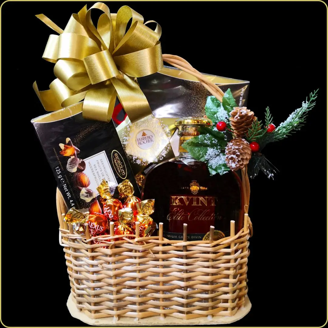 novogodišnji poklon korpa sa kvint konjakom i prazničnim čokoladama