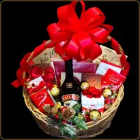 novogodišnja poklon korpa sa baileys likerom i čokoladama