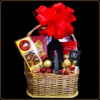 poklon korpa maestri sa mozart kuglama čokoladom i vinom