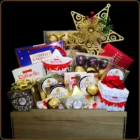 novogodišnji poklon ferrero u ukrasnoj gajbici sa čokoladama