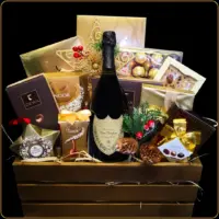 novogodisnji poklon dom perignon sa luksuznim cokoladama u drvenoj gajbici