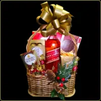 novogodišnji poklon korpa johnnie walker viski i čokolade za praznike