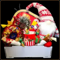 novogodisnji poklon patuljak sa slatkisima i igrackom u gajbici