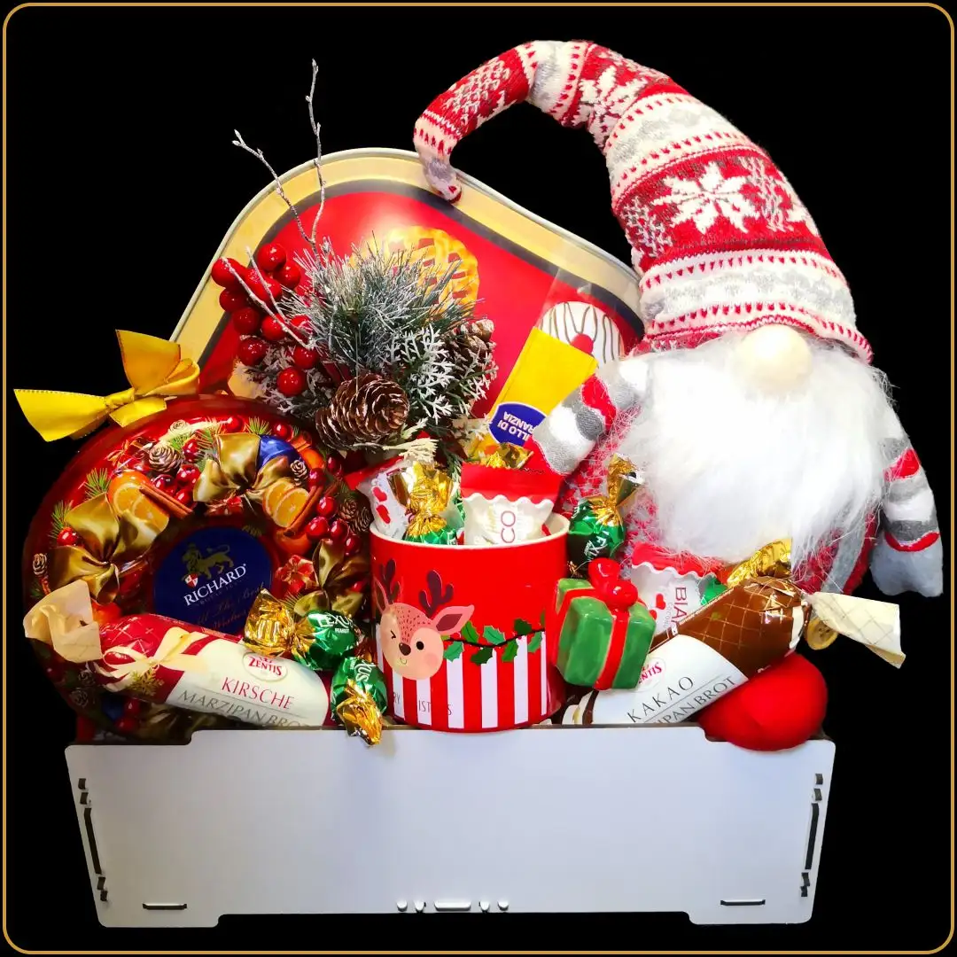 novogodisnji poklon patuljak sa slatkisima i igrackom u gajbici