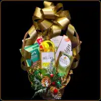 novogodišnji poklon pegoes sa vinom i čokoladama u korpi