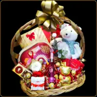 novogodisnja poklon meda korpa sa vinom plisanom igrackom i cokoladama