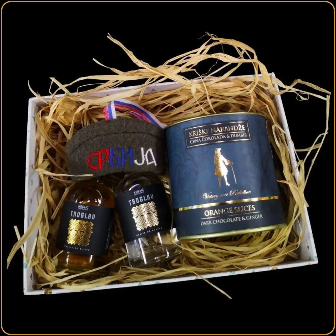 etno poklon set troglav srbija sa rakijom i sajkacom