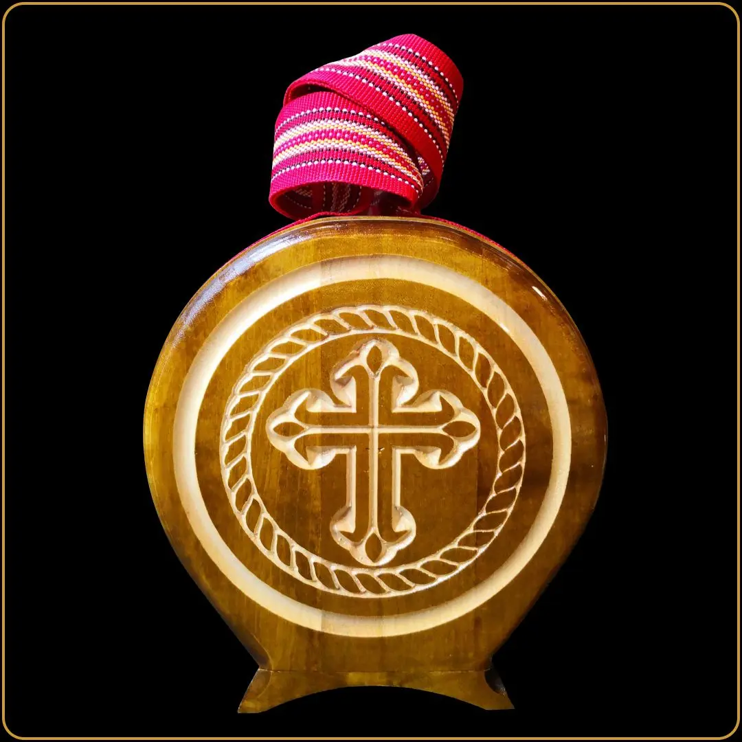 drvena čutura sa krstom i etno detaljima